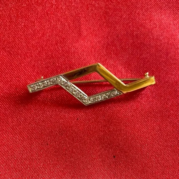 Women’s Classically Elegant Vintage 18K Gold & Pave Diamond Lapel Pin (Brooch) - Picture 2 of 3